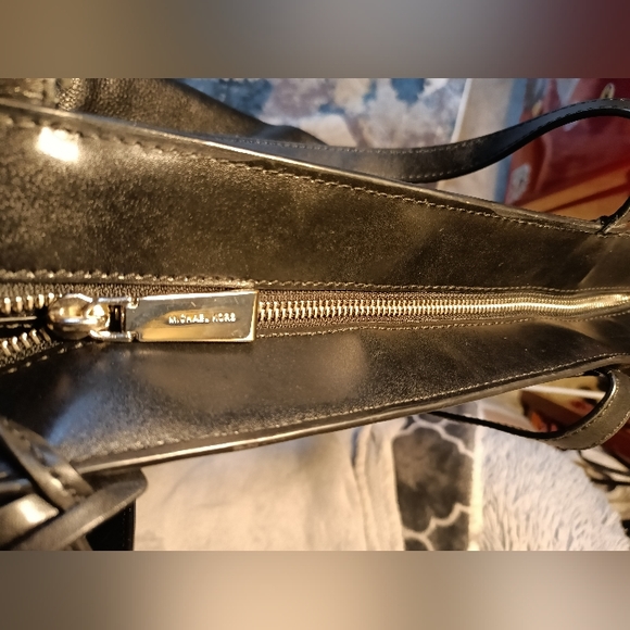 Michael kors purse - Picture 2 of 11